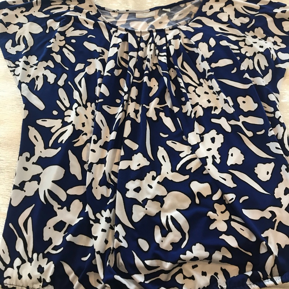 Middle pleated blouse with blouson bottom.